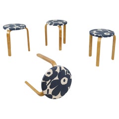 Juego de 4 taburetes Alvar Aalto Model no 60, Marimekko Unikko Textile, Artek años 40