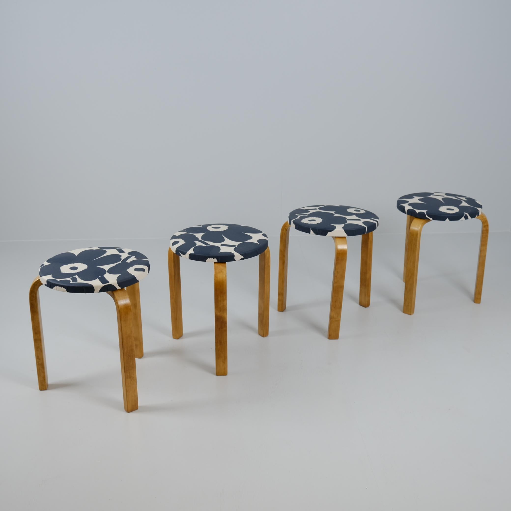 Fusión escultural de forma y función, este conjunto de cuatro taburetes Alvar Aalto de los años 40 ejemplifica la pureza del diseño moderno escandinavo. Con sus patas montadas directamente debajo del asiento circular -evitando voluminosos