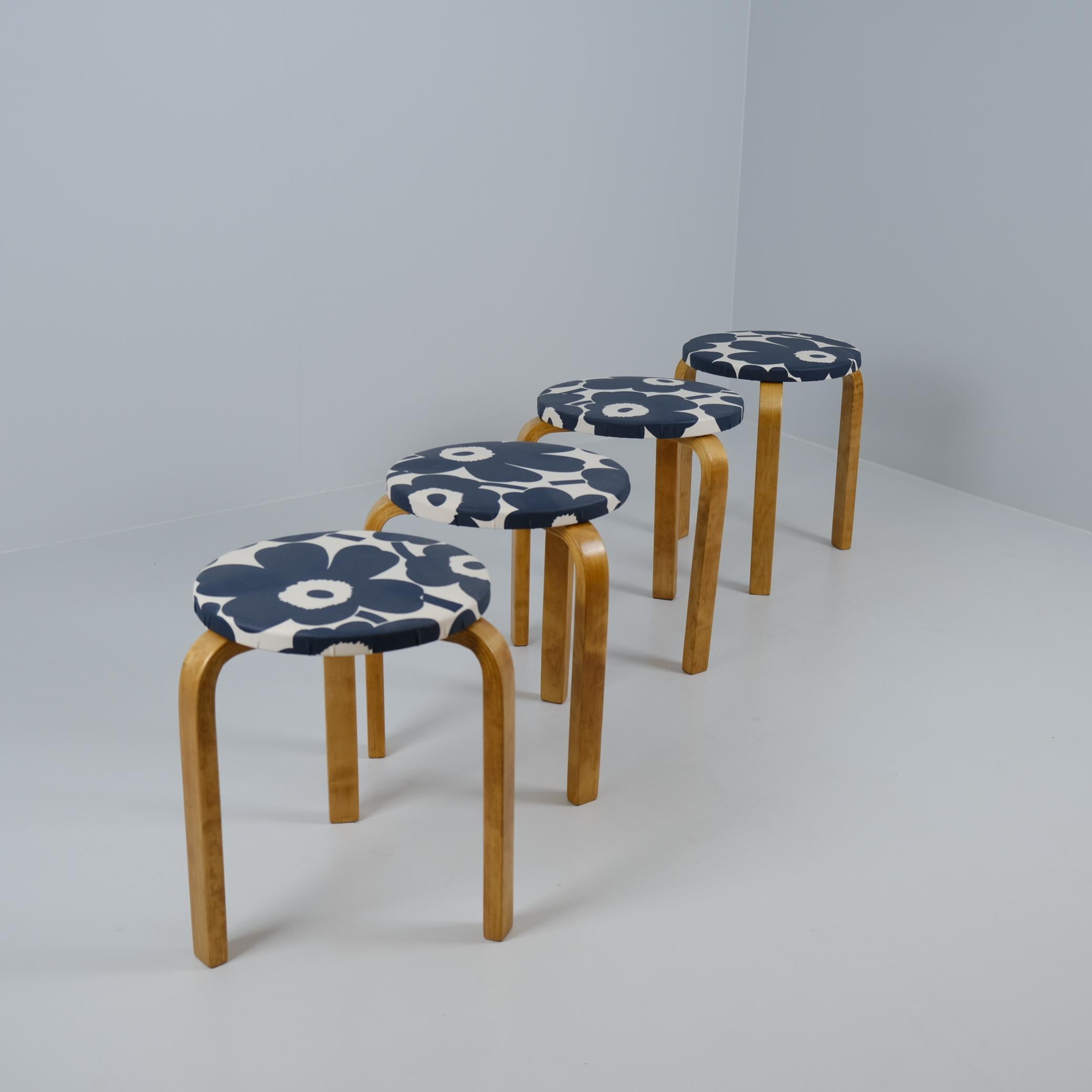 Juego de 4 taburetes Alvar Aalto Model no 60, Marimekko Unikko Textile, Artek años 40 Escandinavo moderno en venta