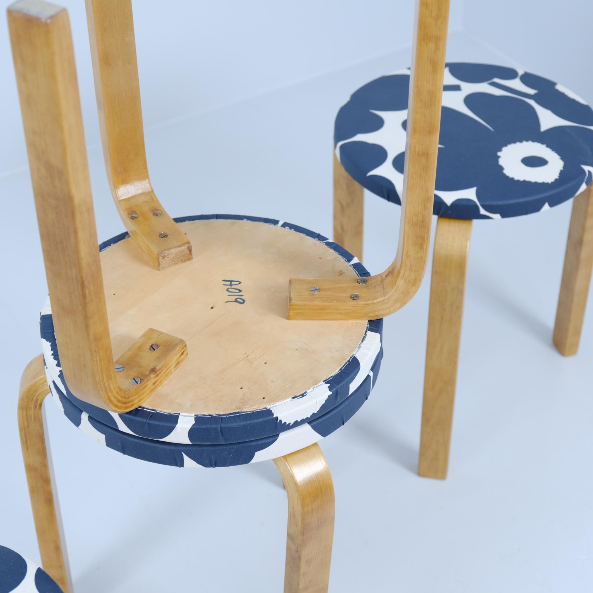 Juego de 4 taburetes Alvar Aalto Model no 60, Marimekko Unikko Textile, Artek años 40 mediados del siglo XX en venta