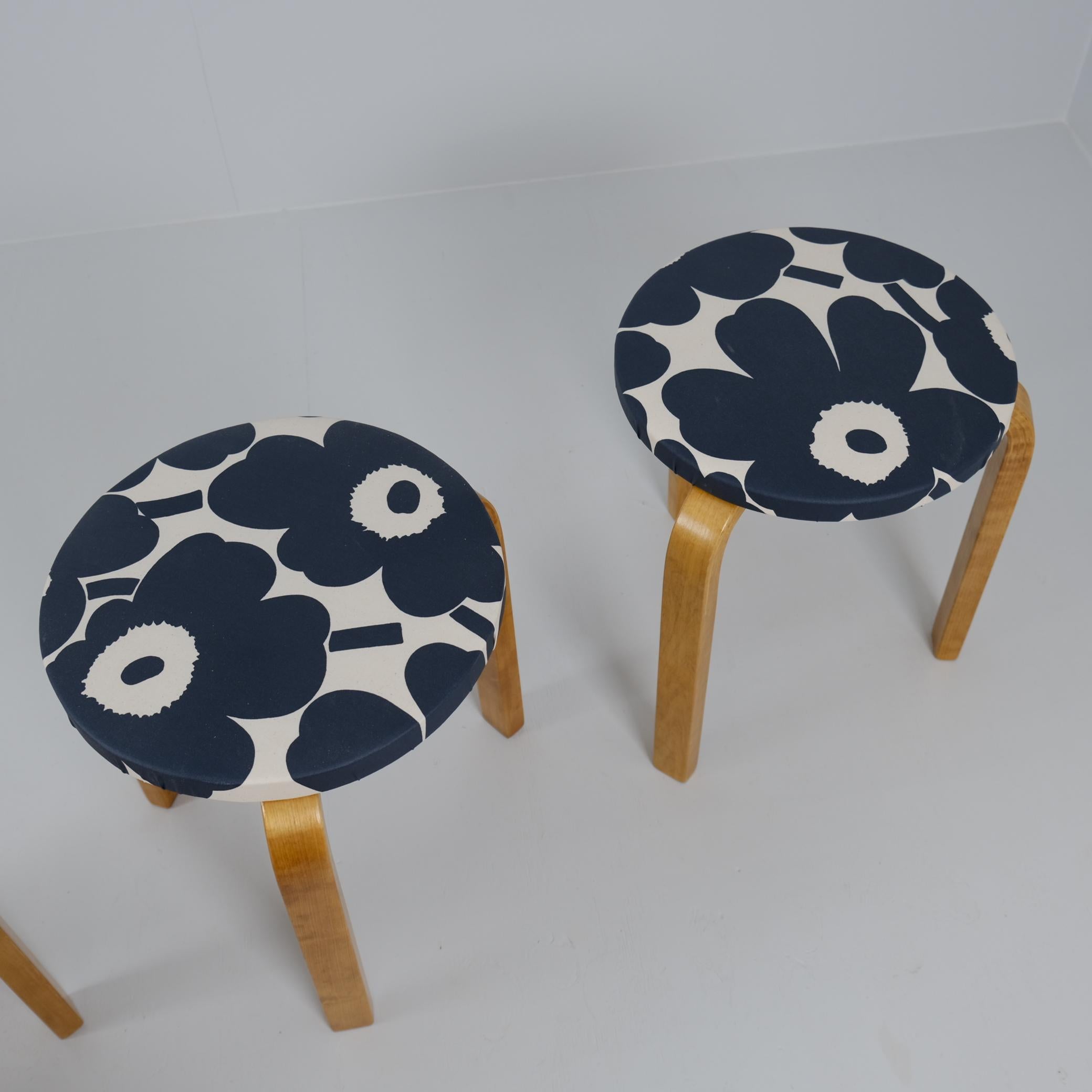 Juego de 4 taburetes Alvar Aalto Model no 60, Marimekko Unikko Textile, Artek años 40 en Bueno estado para la venta en Helsinki, FI