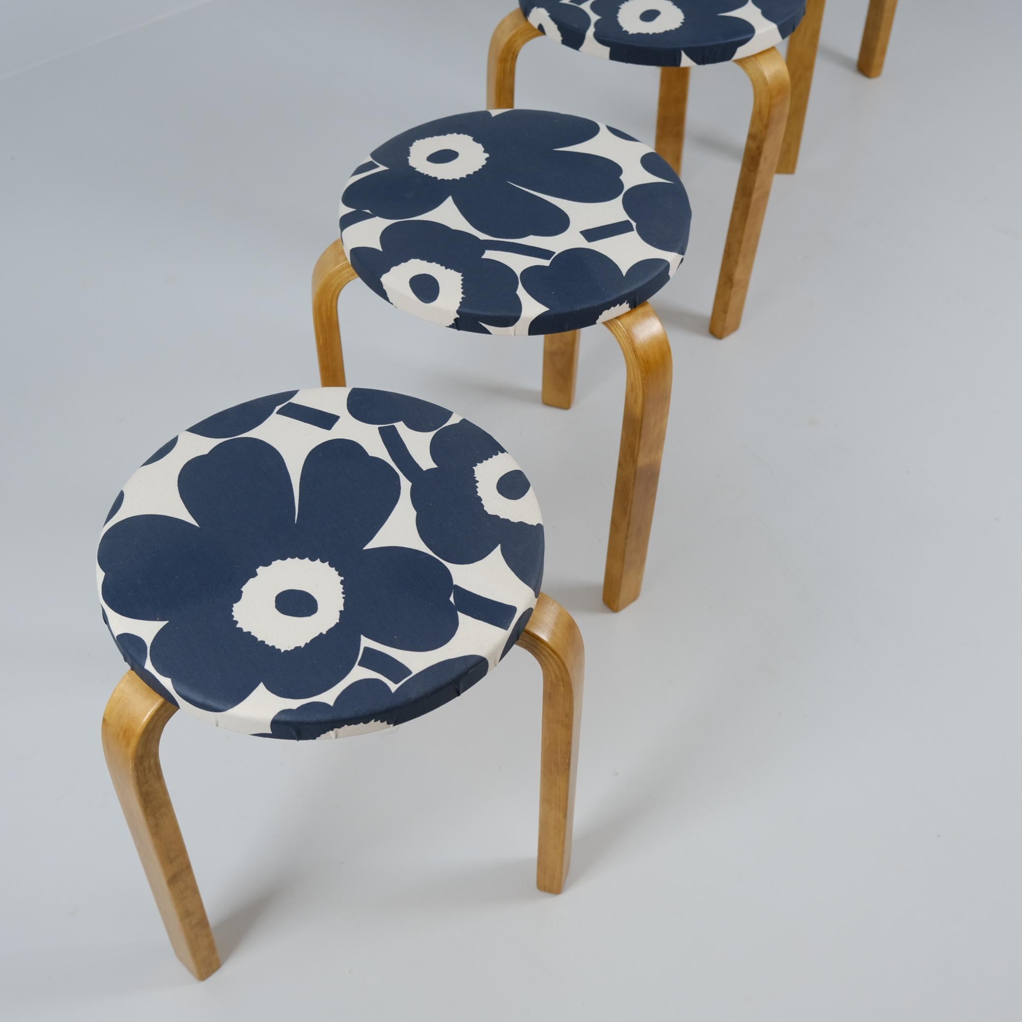 Juego de 4 taburetes Alvar Aalto Model no 60, Marimekko Unikko Textile, Artek años 40 Finlandés en venta