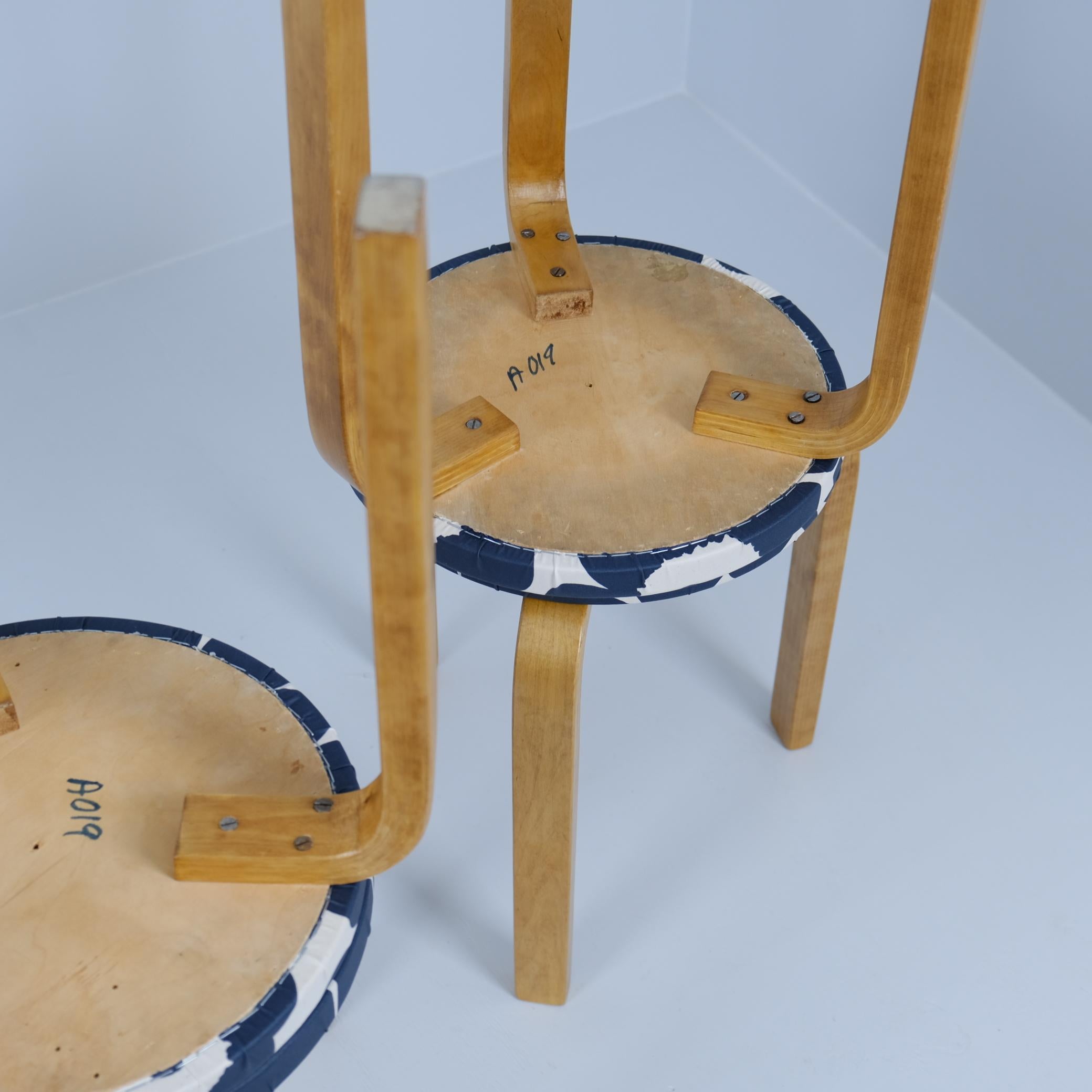 Juego de 4 taburetes Alvar Aalto Model no 60, Marimekko Unikko Textile, Artek años 40 Tela en venta