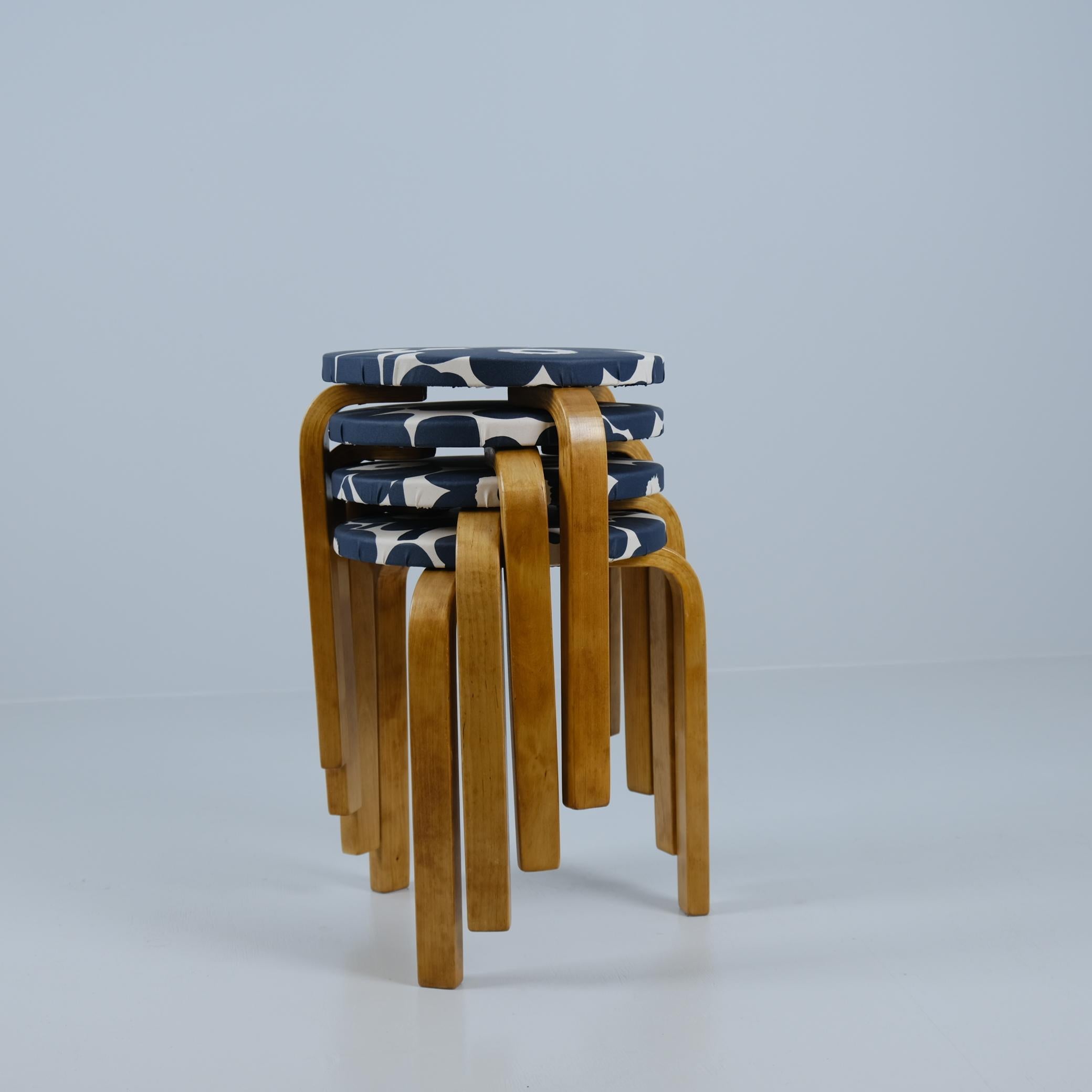 Juego de 4 taburetes Alvar Aalto Model no 60, Marimekko Unikko Textile, Artek años 40 en venta 2