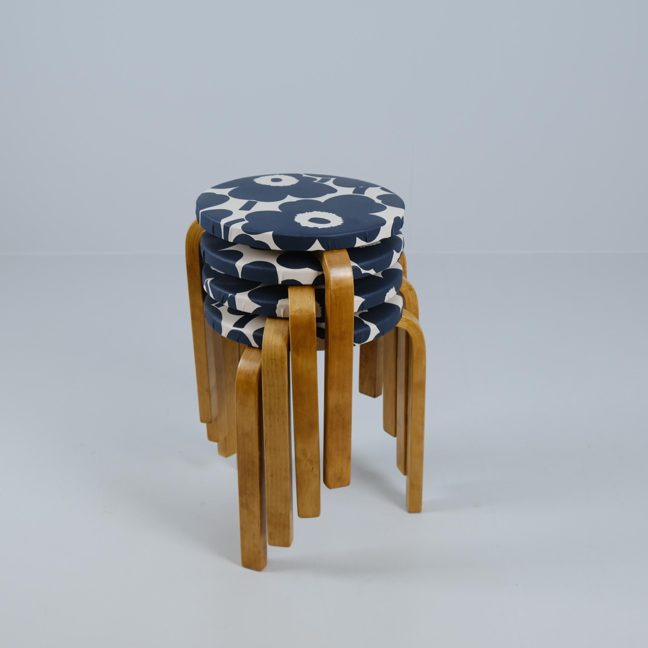 Juego de 4 taburetes Alvar Aalto Model no 60, Marimekko Unikko Textile, Artek años 40 en venta 1