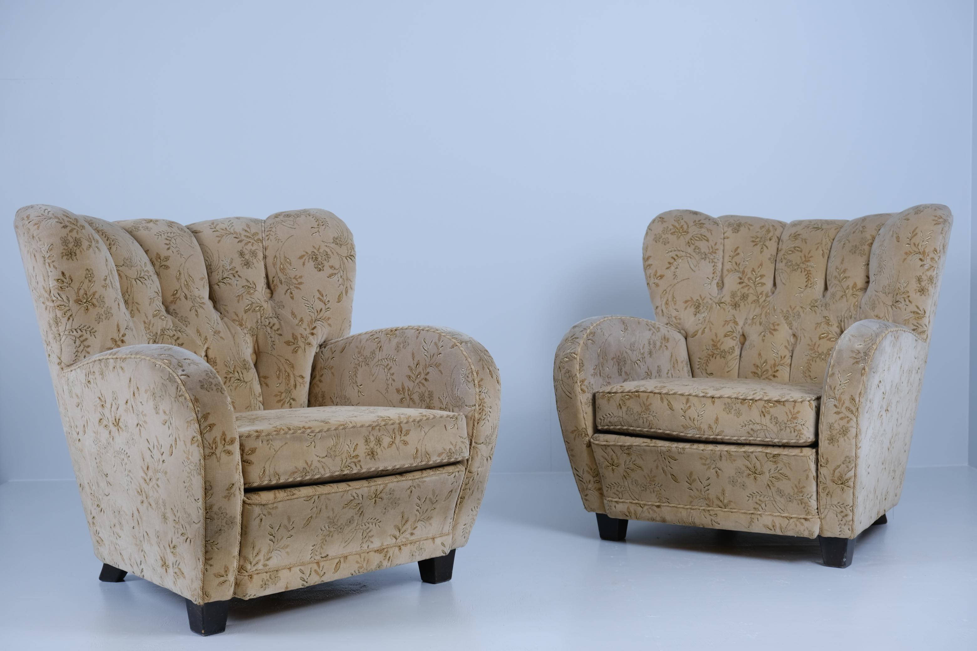 Una bellissima coppia di poltrone degli anni '40 nello stile della sedia Aulanko di Märta Blomstedt. Questa coppia è leggermente più piccola rispetto al design classico di Aulanko, il che la rende più facile da spostare e ideale per gli interni più
