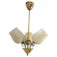 Lampe de style finlandais du milieu du siècle en laiton et verre opalin beige, années 1950
