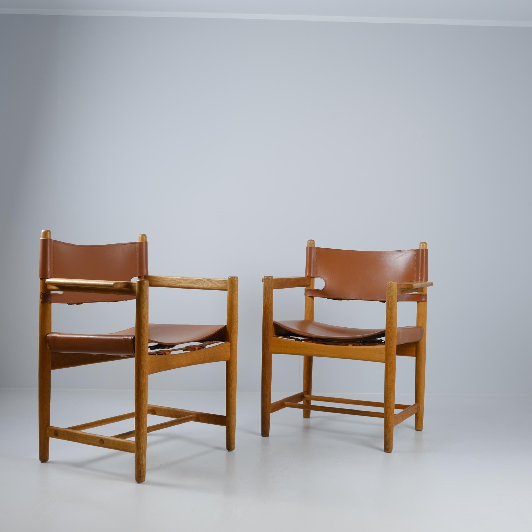 Die Stuhlserie 3238, die auch als Jagdstühle bekannt ist, wurde in den 1950er Jahren von Fredericia Furniture entwickelt und produziert. Die aus Eichenholz und Leder gefertigten Rahmen sind mit originalem Sattelleder und Sitzen mit Messingschnallen