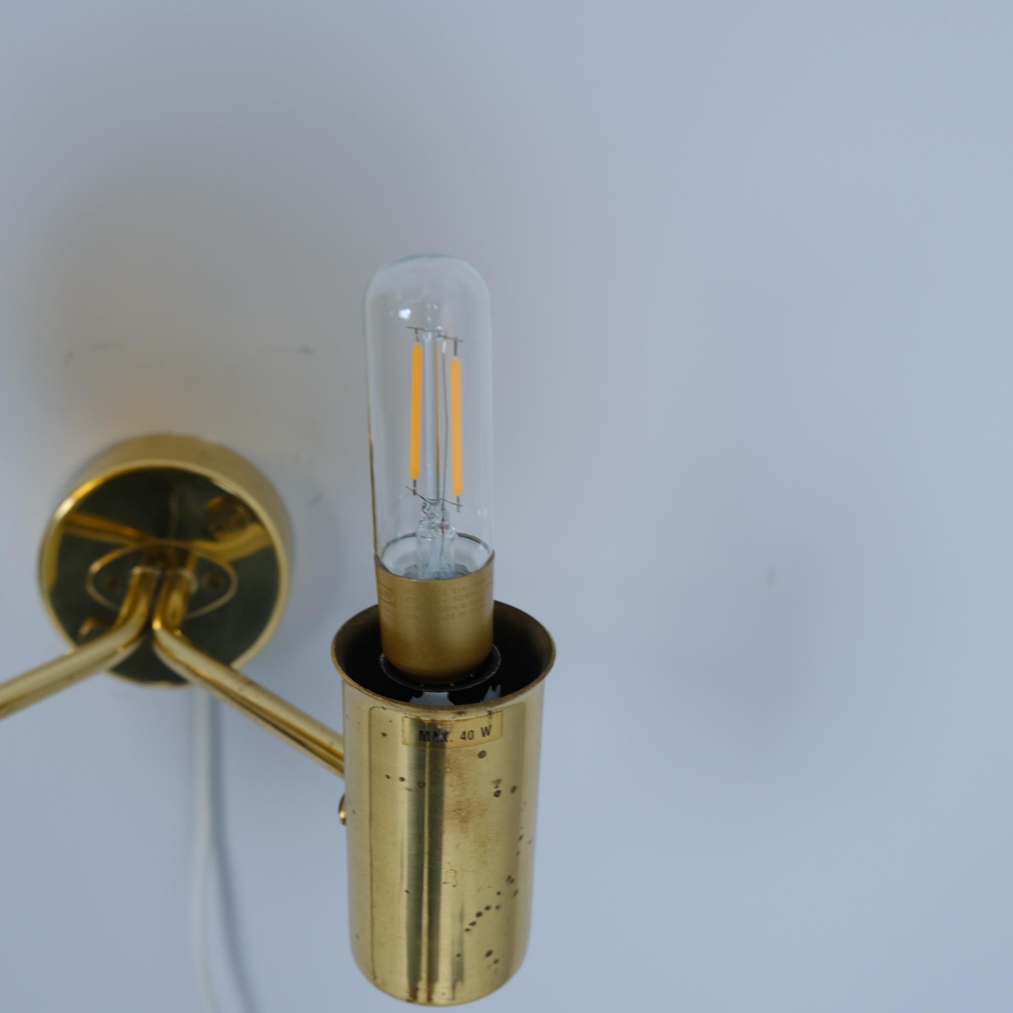 Paar Hans-Agne Jakobsson Wandlampen aus Messing Model No. V 149/2, Braunglas, 1950er Jahre im Angebot 4