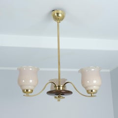 Pendentif Paavo Tynell Model No 1280 en laiton, bouleau et verre opalin, Taito 1940s