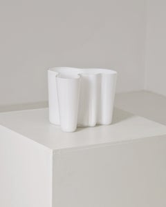 L’iconico vaso Savoy di Alvar Aalto, modello 3030, in bianco opalino, Iittala, anni ’60