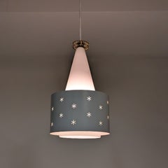 Colgante «Sombrero de mago» de Paavo Tynell, modelo K2-14, blanco, latón y opalina, Idman, década de 1950
