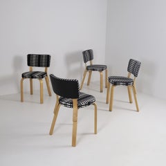 Set di 4 sedie Alvar Aalto 62 in betulla e tessuto Gullichsen, Artek anni '50