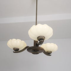 Pendentif Art Déco Paavo Tynell en laiton, bouleau et verre opalin, Taito 1930s