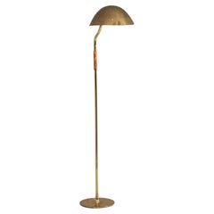 Lampadaire en laiton perforé et cuir Paavo Tynell modèle 9608, Taito années 1950