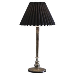 Lámpara de mesa «Swedish Grace», de C. G. Hallberg, plata y madera teñida, Suecia, 1928