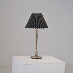 Lámpara de mesa «Swedish Grace», de C. G. Hallberg, plata y madera teñida, Suecia, 1928