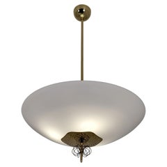 Lampada a sospensione Paavo Tynell in stile Mid-Century Modern, ottone traforato e vetro, Taito, anni '50