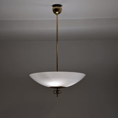 Lampada a sospensione Paavo Tynell in stile Mid-Century Modern, ottone traforato e vetro, Taito, anni '50