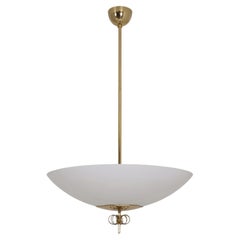 Raro lampadario di Paavo Tynell realizzato su commissione, in ottone traforato e vetro, Taito, anni ’50