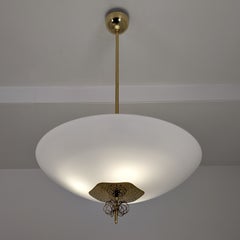 Raro lampadario di Paavo Tynell realizzato su commissione, in ottone traforato e vetro, Taito, anni ’50