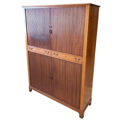 Cabinet Rud Rasmussen des années 1950, quatre portes tambour, deux tiroirs avec poignées en laiton.