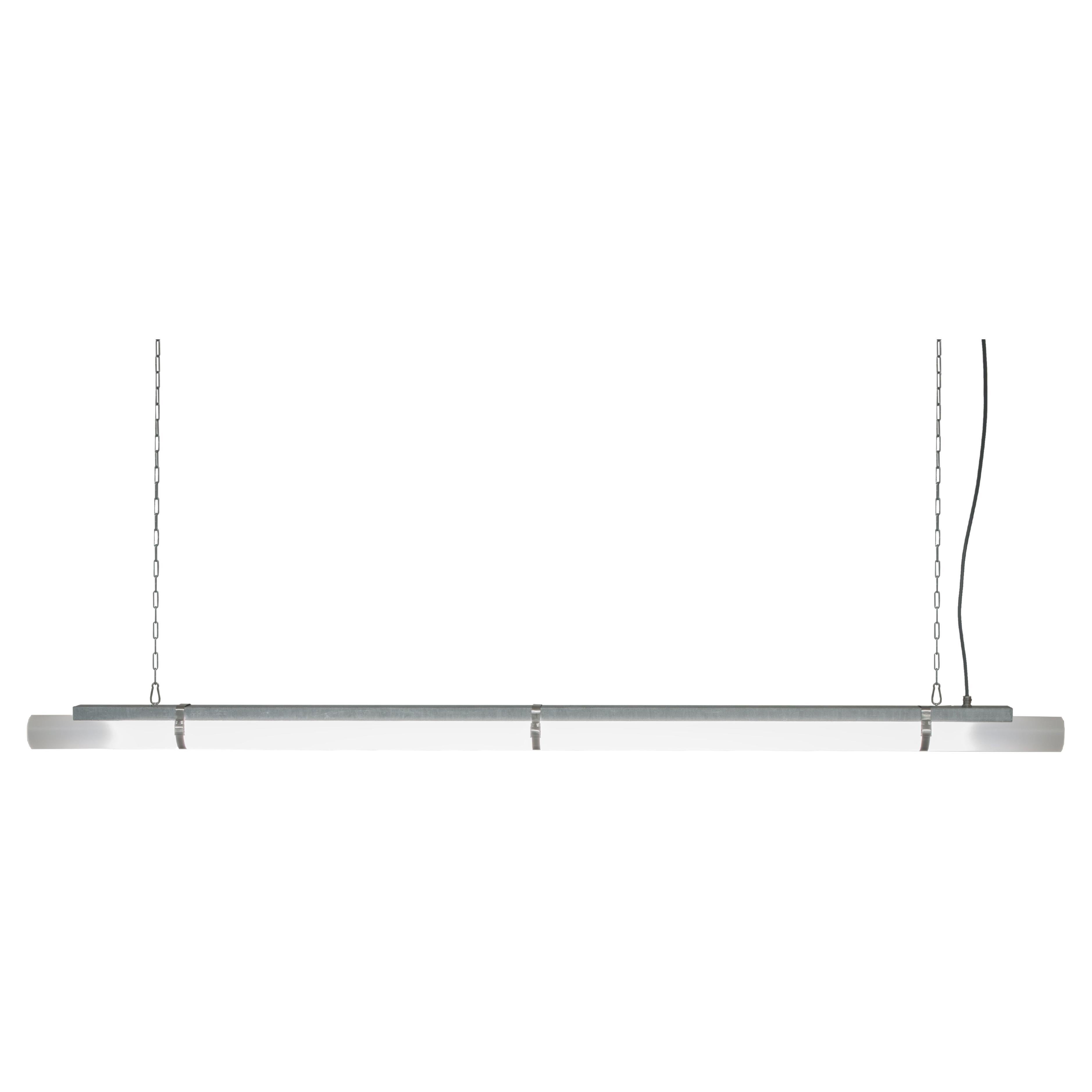 Le Beam light est un tout nouveau luminaire suspendu lancé en 2022. 

Il s'agit d'un assemblage de 2 éléments industriels, une poutre en U en métal et une poutre ronde en verre acrylique, maintenus ensemble par des sangles en acier inoxydable.