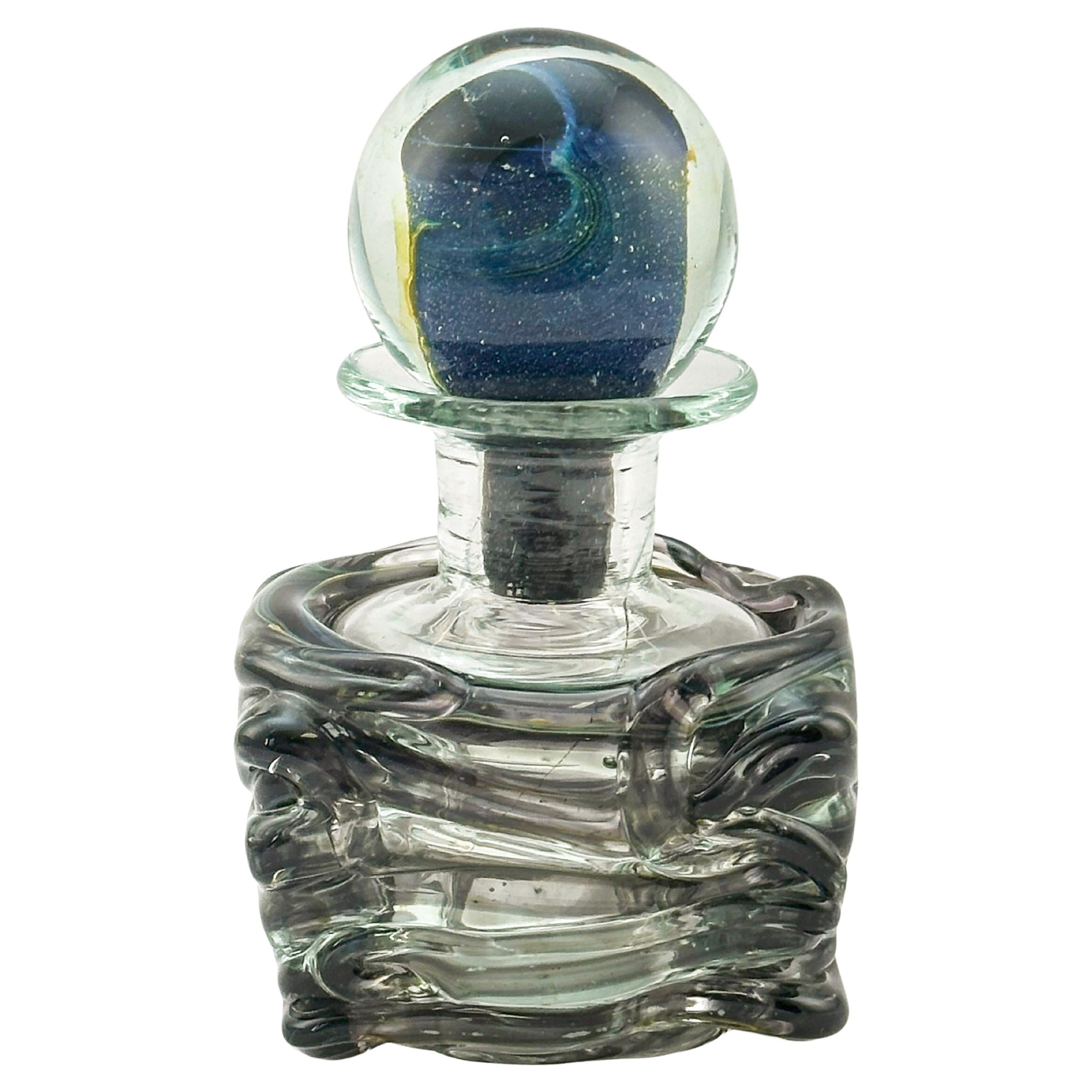 Bottiglia di profumo in vetro artistico con tappo, firmata Mdina, Malta, circa anni '70 in vendita