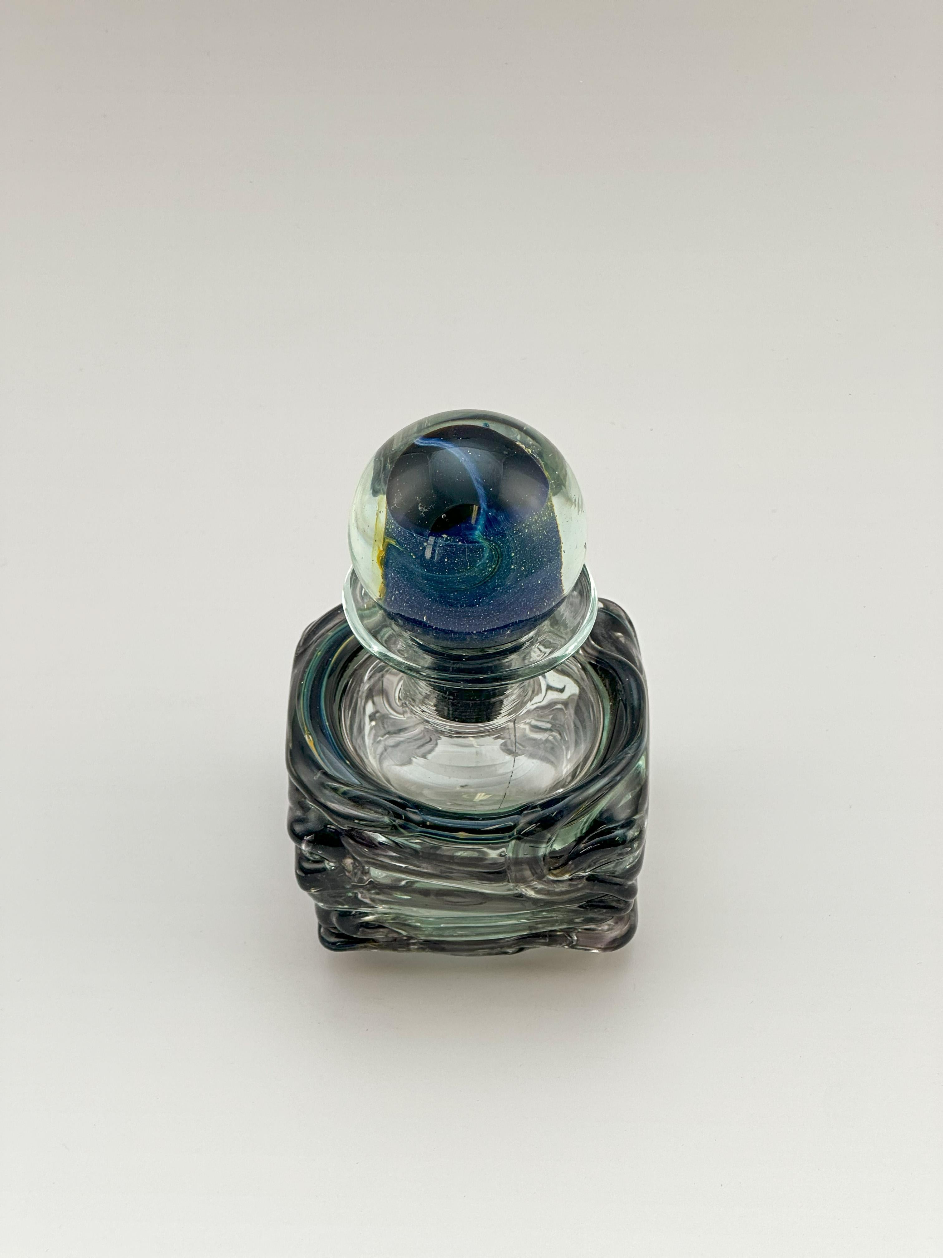 Mid-Century moderno Bottiglia di profumo in vetro artistico con tappo, firmata Mdina, Malta, circa anni '70 in vendita