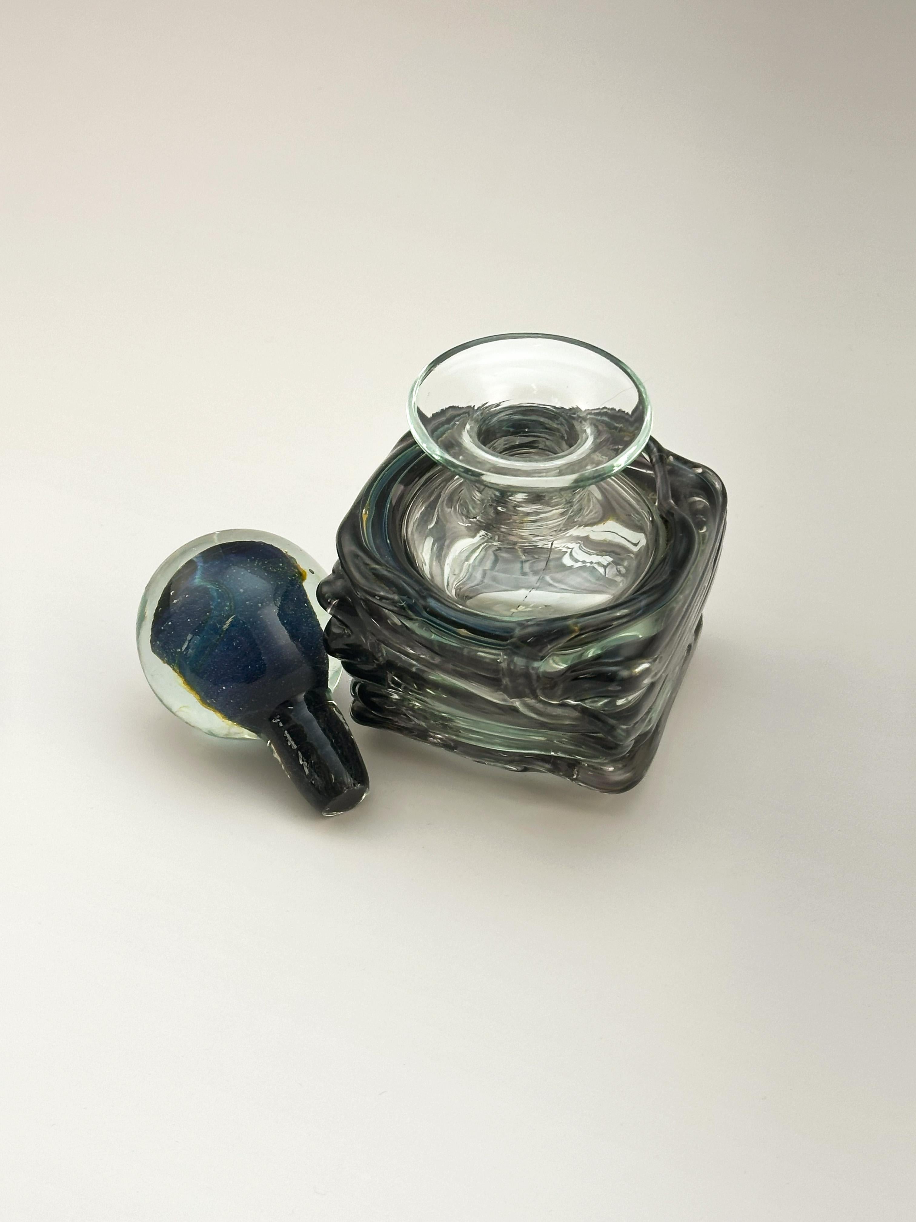 Vetro artistico Bottiglia di profumo in vetro artistico con tappo, firmata Mdina, Malta, circa anni '70 in vendita