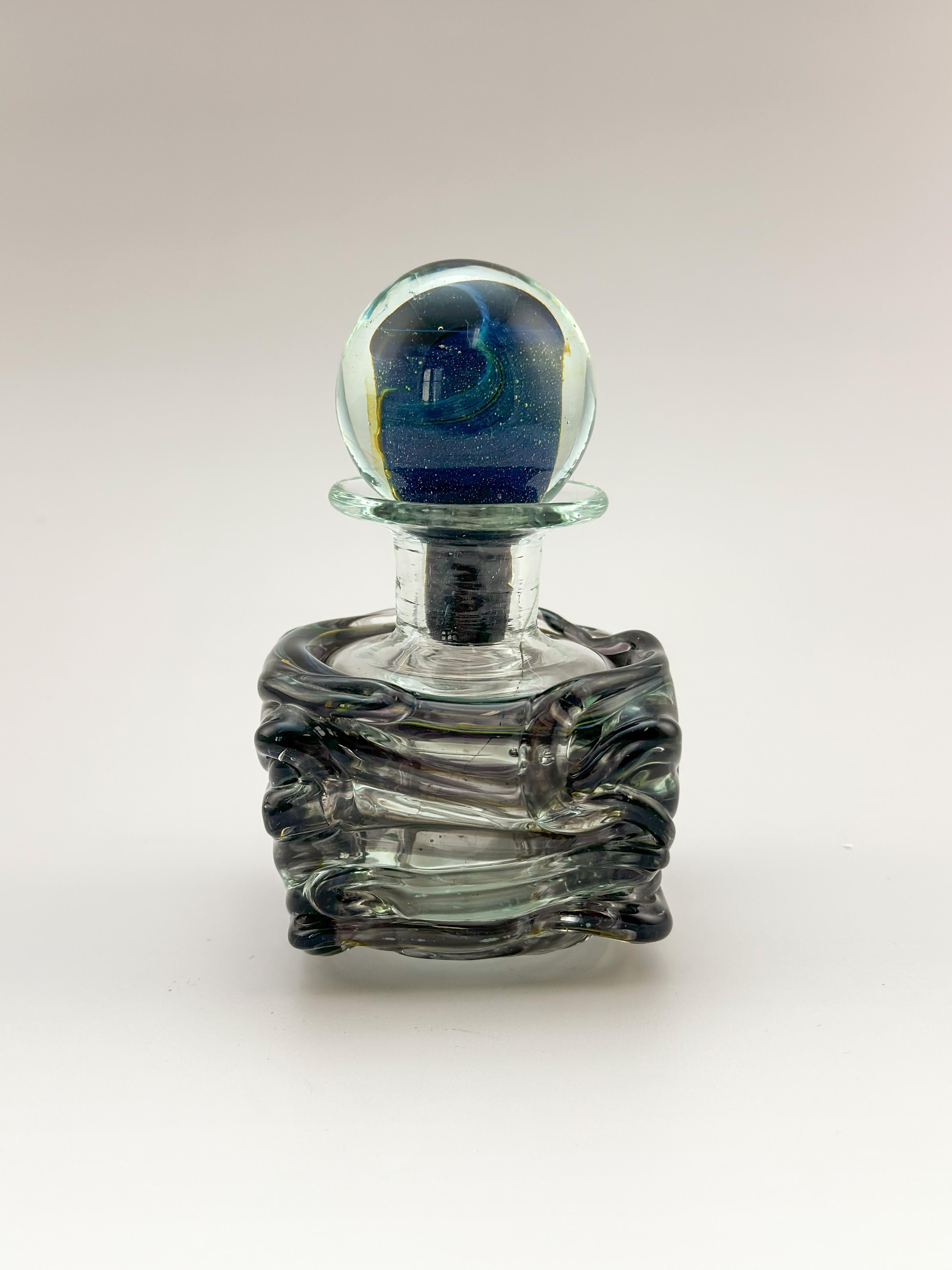 Bottiglia di profumo in vetro artistico con tappo, firmata Mdina, Malta, circa anni '70 in vendita 1