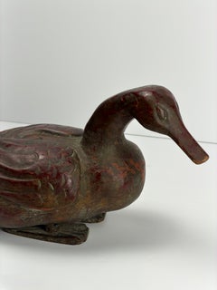 Chinesische geschnitzte Entenfigur aus Holz, oxbloodrote Lackierung, Ende des 19. Jahrhunderts