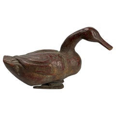 Chinesische geschnitzte Entenfigur aus Holz, oxbloodrote Lackierung, Ende des 19. Jahrhunderts