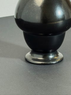 Vaso in terracotta smaltata nera dello stile Aesthetic Movement, realizzato da Wardle, Inghilterra, anni ’90 del XIX secolo