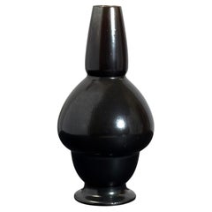 Vaso in terracotta smaltata nera dello stile Aesthetic Movement, realizzato da Wardle, Inghilterra, anni ’90 del XIX secolo