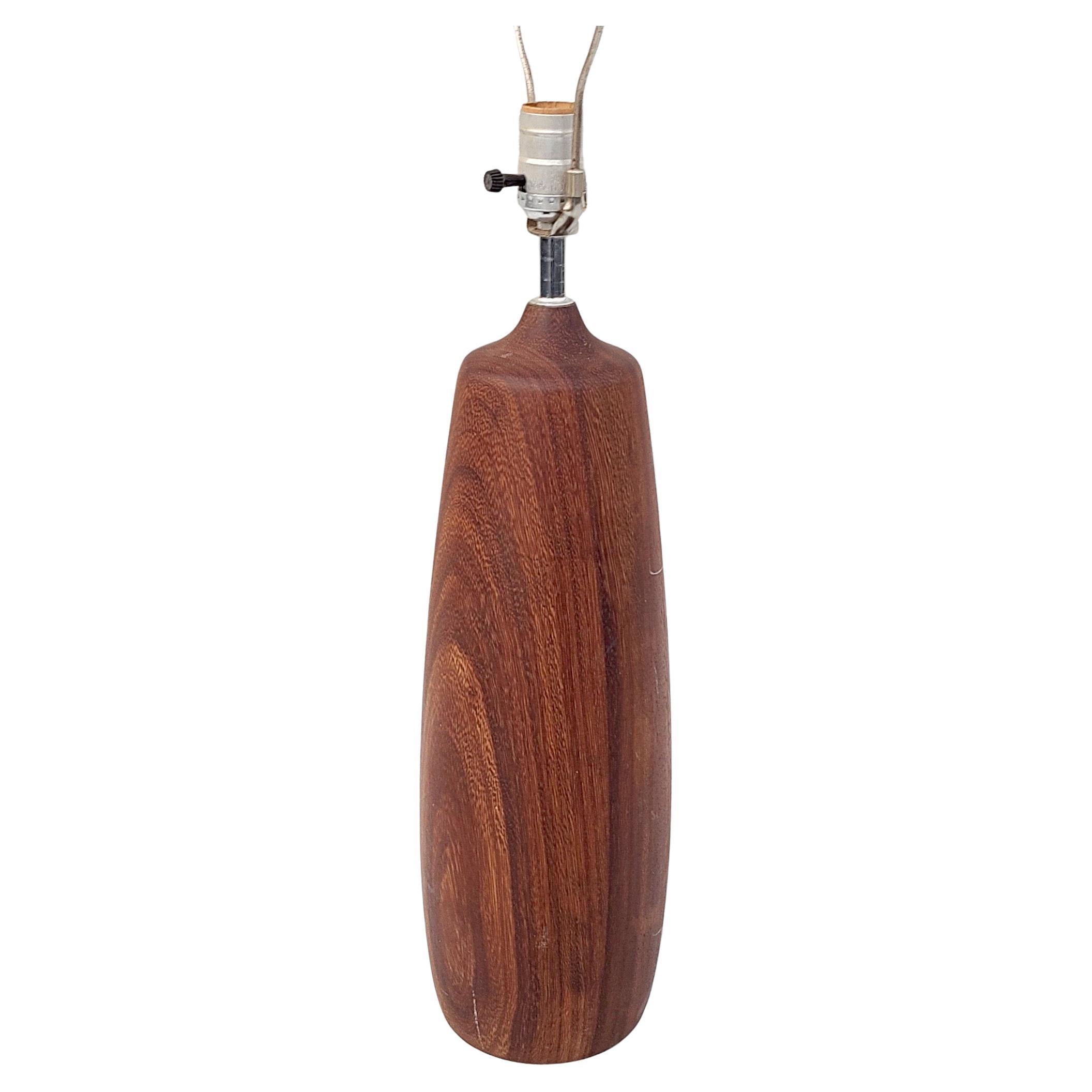 Mid-Century Modern Lampe de table danoise en teck et lampe de table chromée en vente