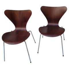 Pair of early Series 7 Chairs in Walnut Model 3107 Arne Jacobsen Fritz Hansen