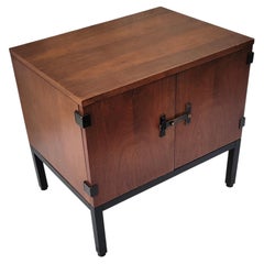 Milo Baughman für „Directional Night Stand“
