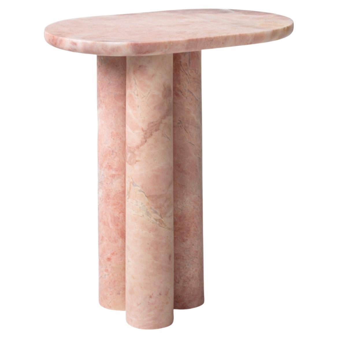 Ovaler Beistelltisch aus rosa Marmor - Trio II im Angebot