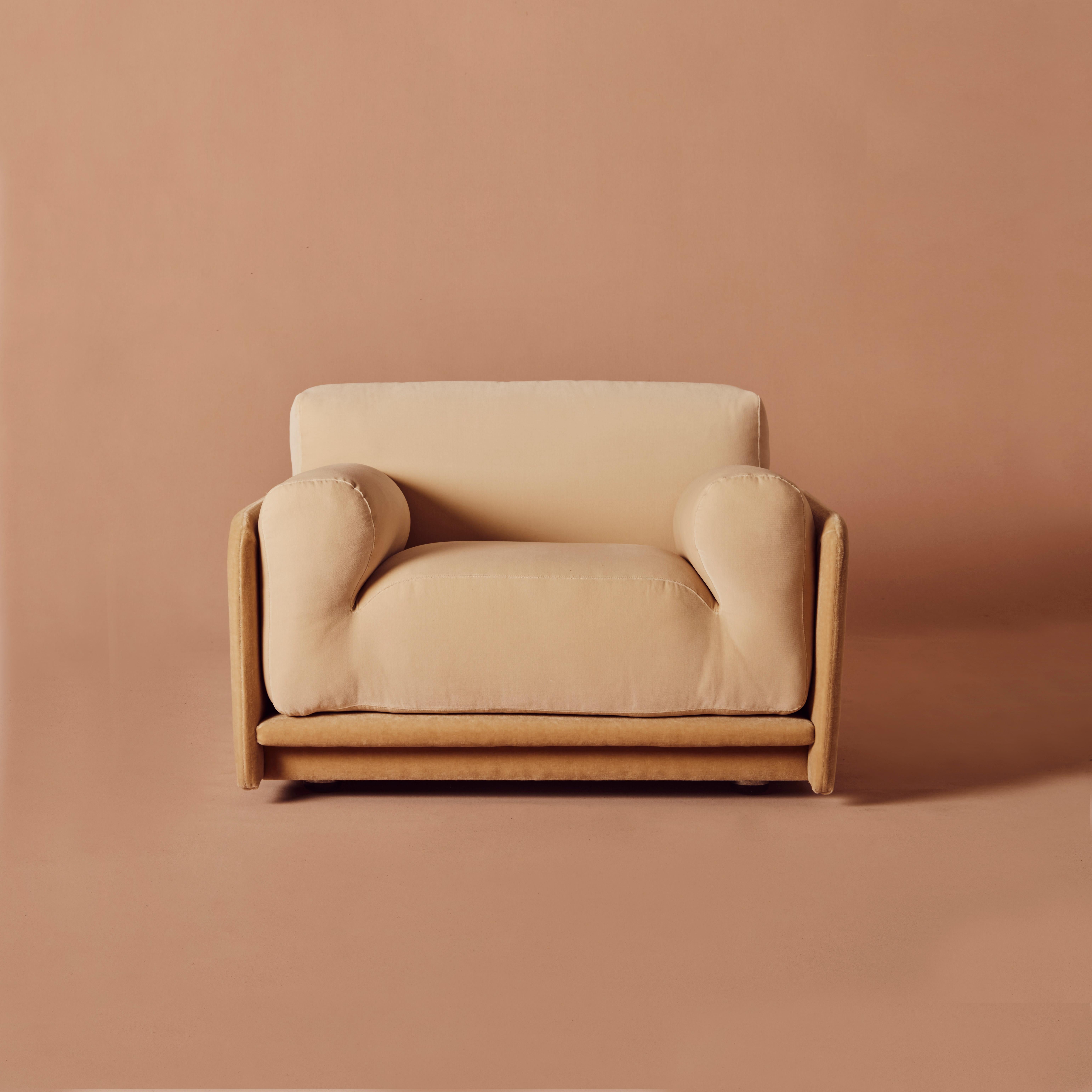 Unglaublich weicher und bequemer 1970er Sessel. Mit Regents Parchment und Marci Mohair Mustock von Yarn Collective gepolstert, macht das lustige Zusammenspiel von Farbtönen und Texturen diese formal auffälligen Sessel noch schöner. 

Drei mit