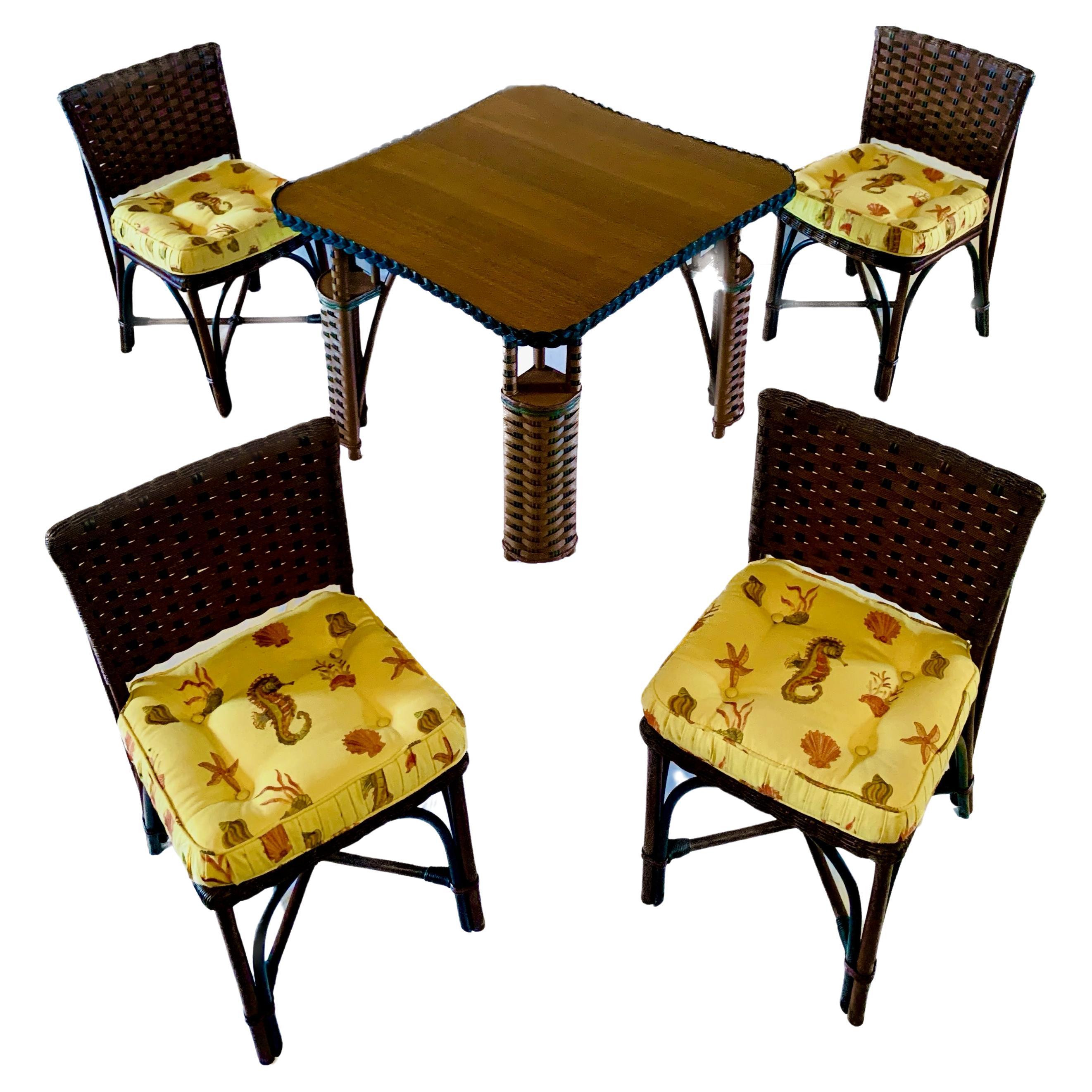 Antiker Karten-/Spieltisch aus Korbweide mit Eichenholzplatte und vier Stühlen in natürlicher Oberfläche im Angebot