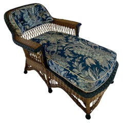 Chaise longue en osier de style Bar Harbor, finition Nature avec bordure bleu marine