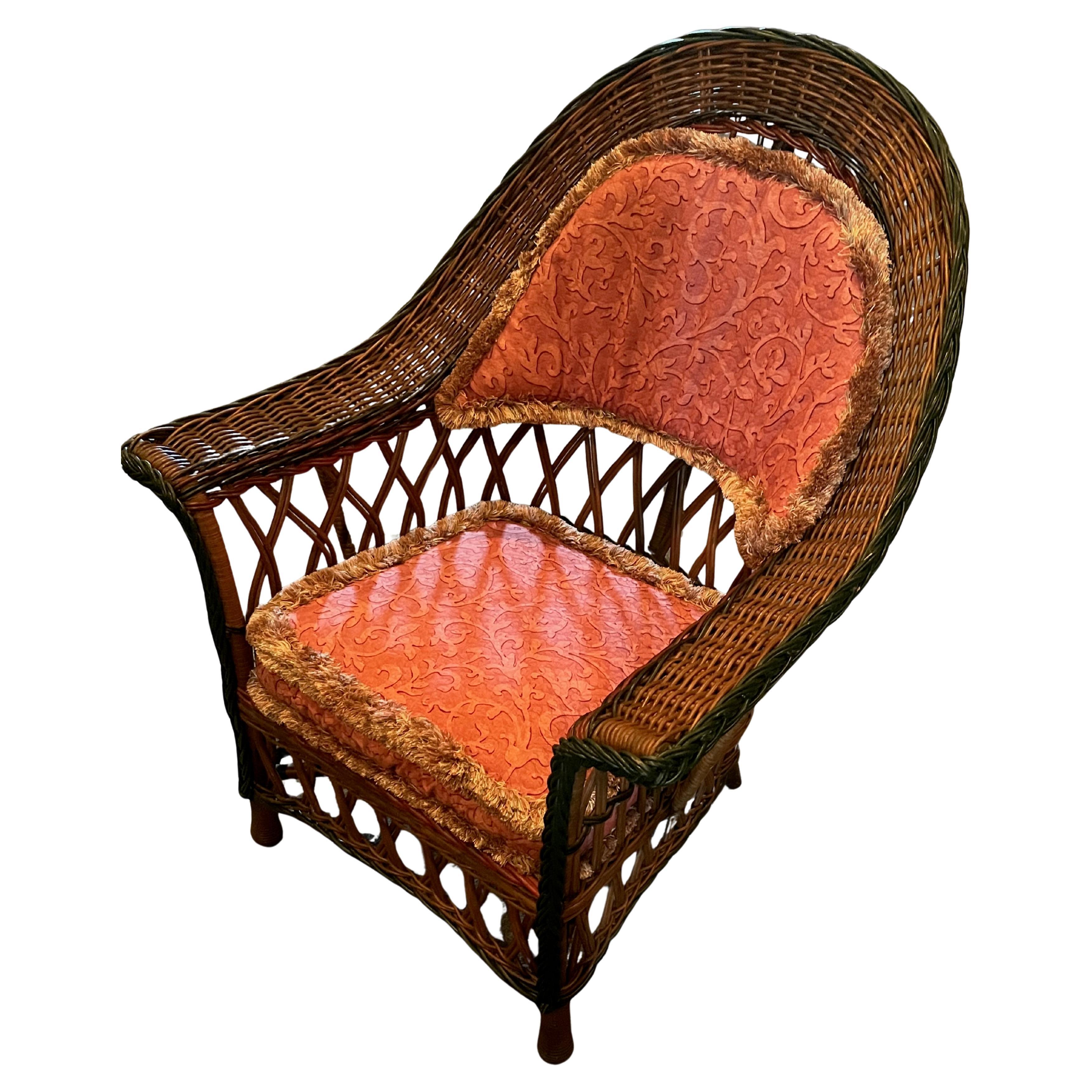Una poltrona in vimini in stile Bar Harbor con un raro intreccio a doppio filo in finitura naturale, con rifiniture decorative colorate in nero, verde e rosso mirtillo, americana .C..1910 attribuita a The Heywood Wakefield Company di Gardner, Ma.