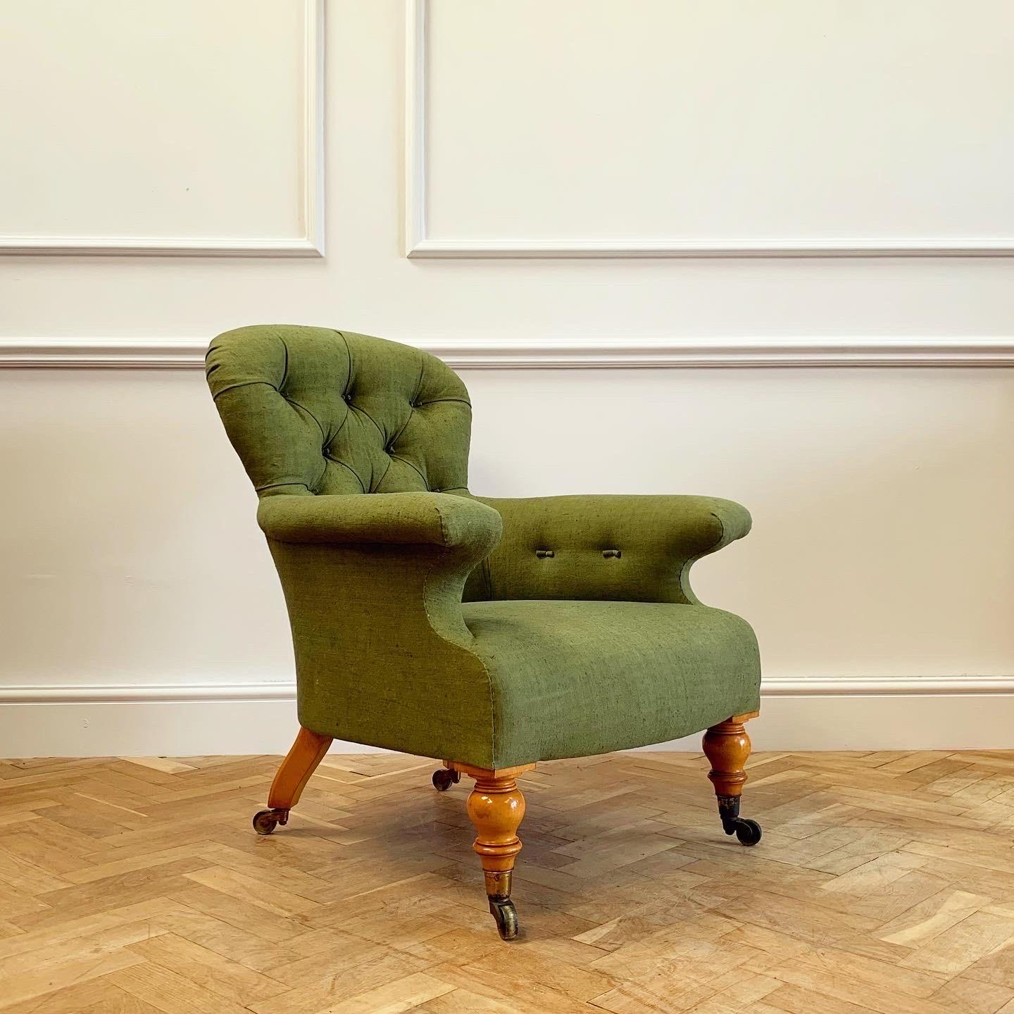 Un élégant fauteuil rembourré Hindley & Sons avec des pieds en bois de satin, nouvellement recouvert de lin ancien teint naturellement en vert bouteille.

Anglais, début du XIXe siècle.