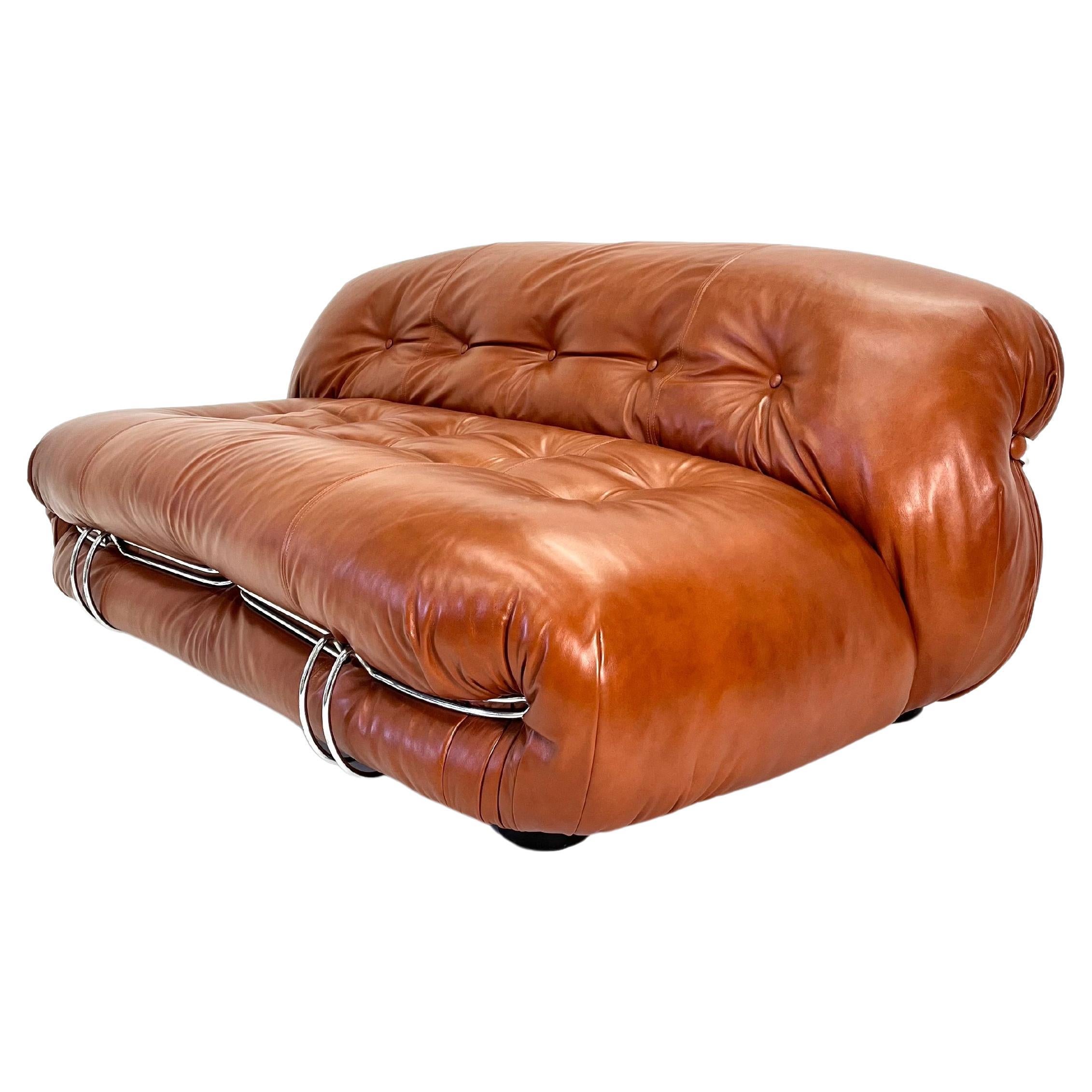 Il n'y a rien de plus frais et de plus confortable que ce (ou ces) canapé(s). 

Nous avons 2 magnifiques canapés Soriana disponibles. Tous deux ont été recouverts de cuir italien cognac souple et neuf. Les détails métalliques sur les canapés en font