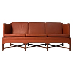 Divano The Modern Scandinavian Klint modello 4118 in pelle e mogano