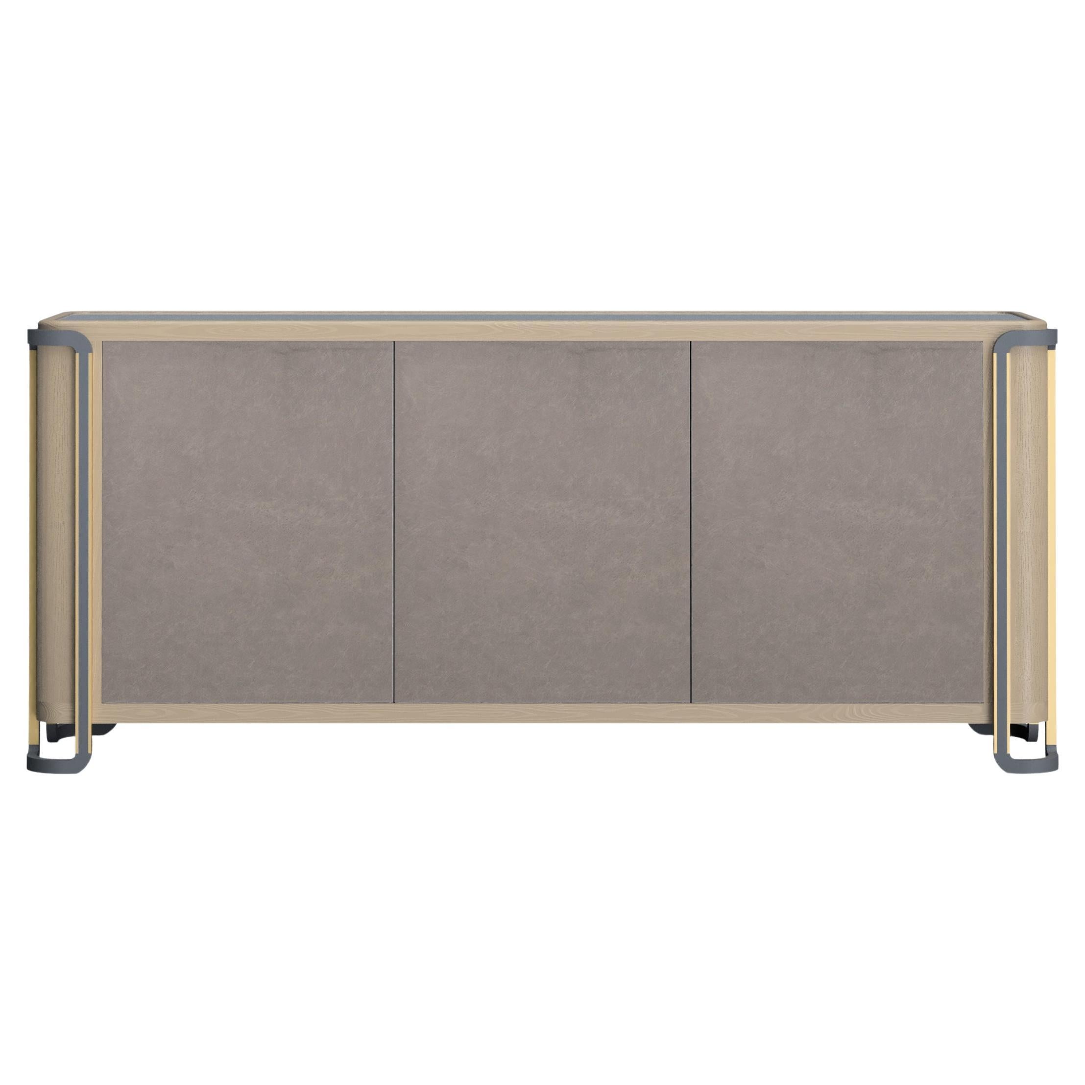 Credenza, cuerpo de roble y cuero, tapa de cristal pintado, patas de metal chapado envejecido en venta