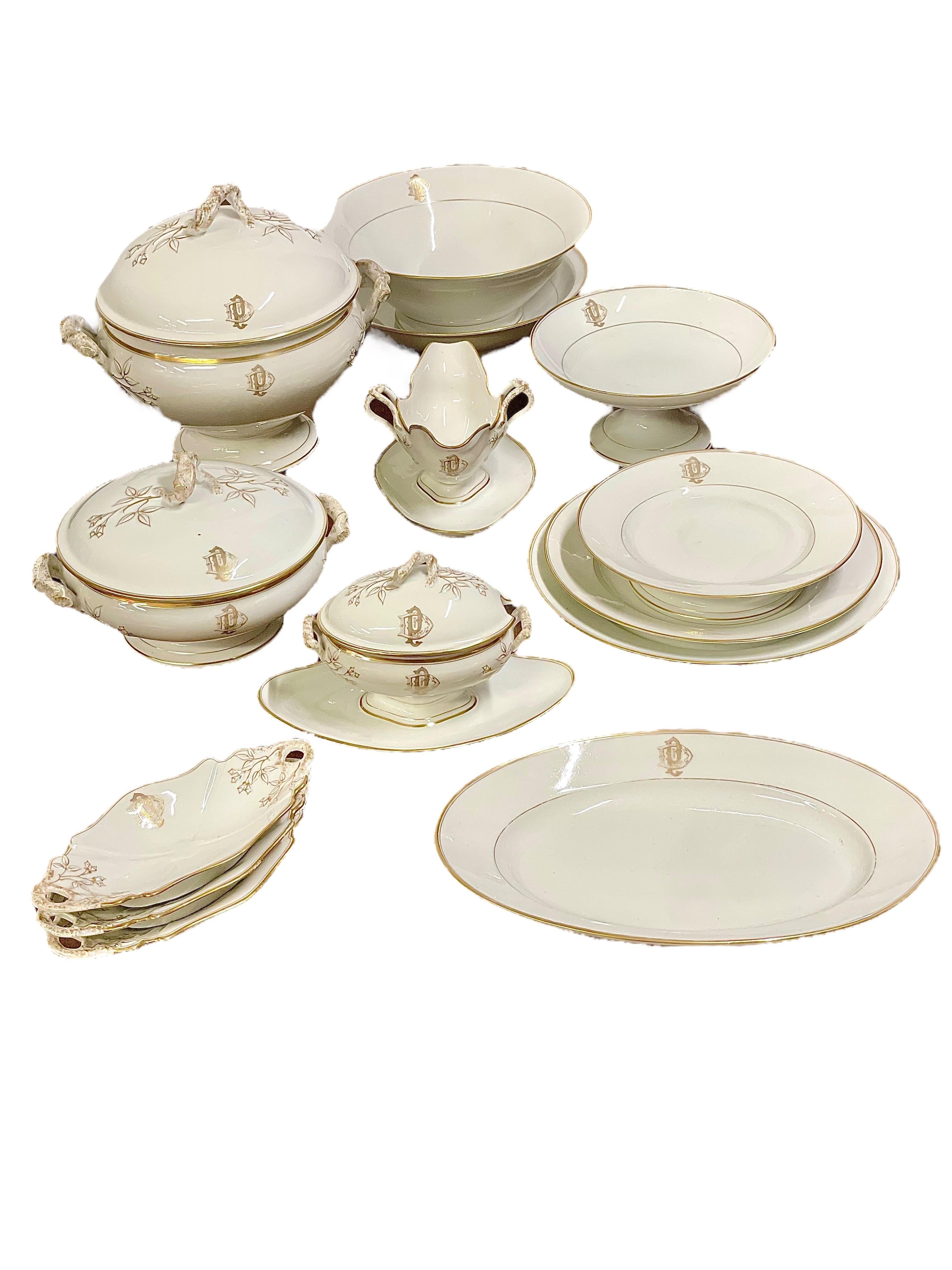 19th Century Dinner Service for 12 in Fine Limoges Porcelain with Gilded Rim In Good Condition In LA CIOTAT, FR