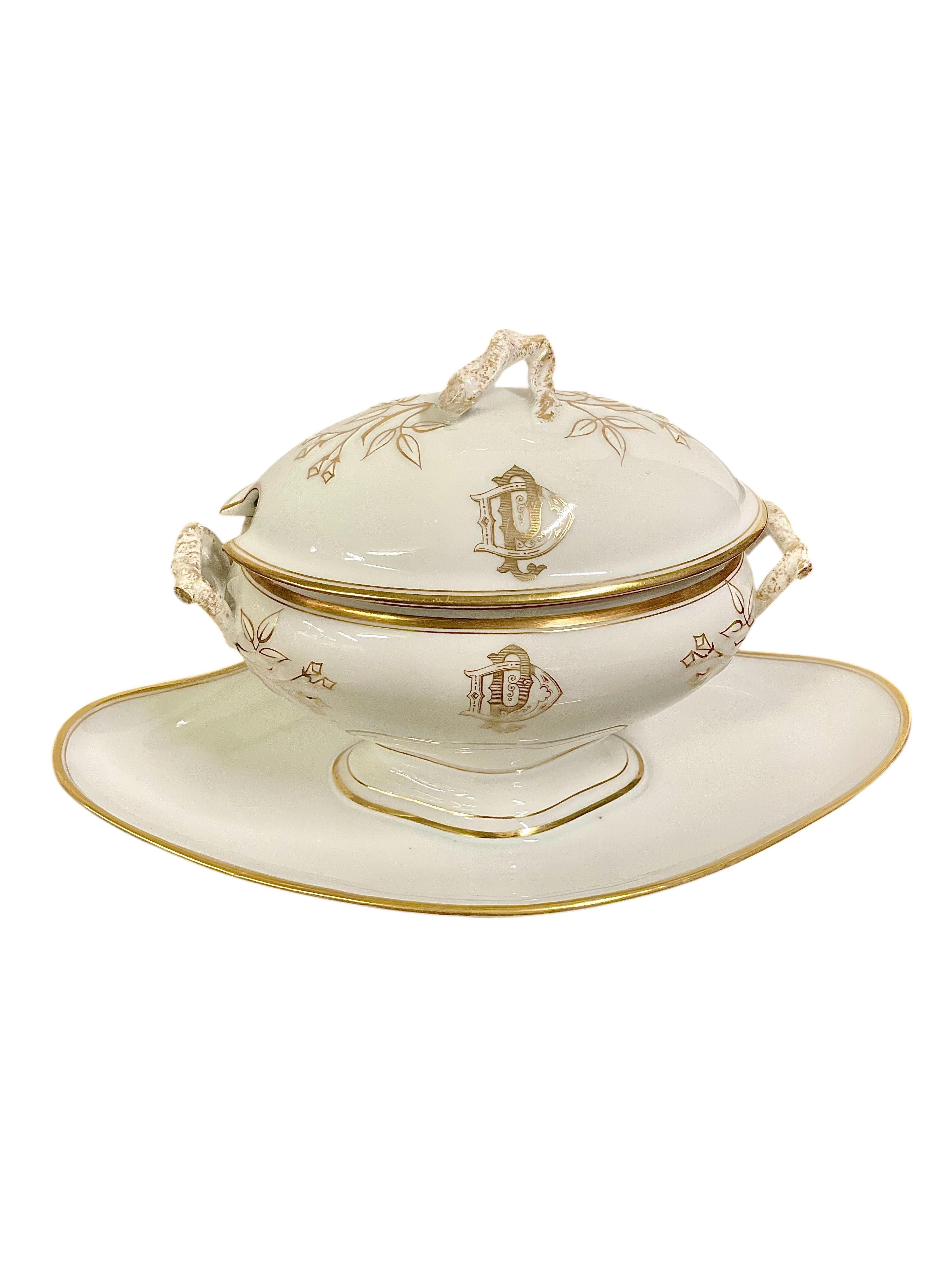 19th Century Dinner Service for 12 in Fine Limoges Porcelain with Gilded Rim 2