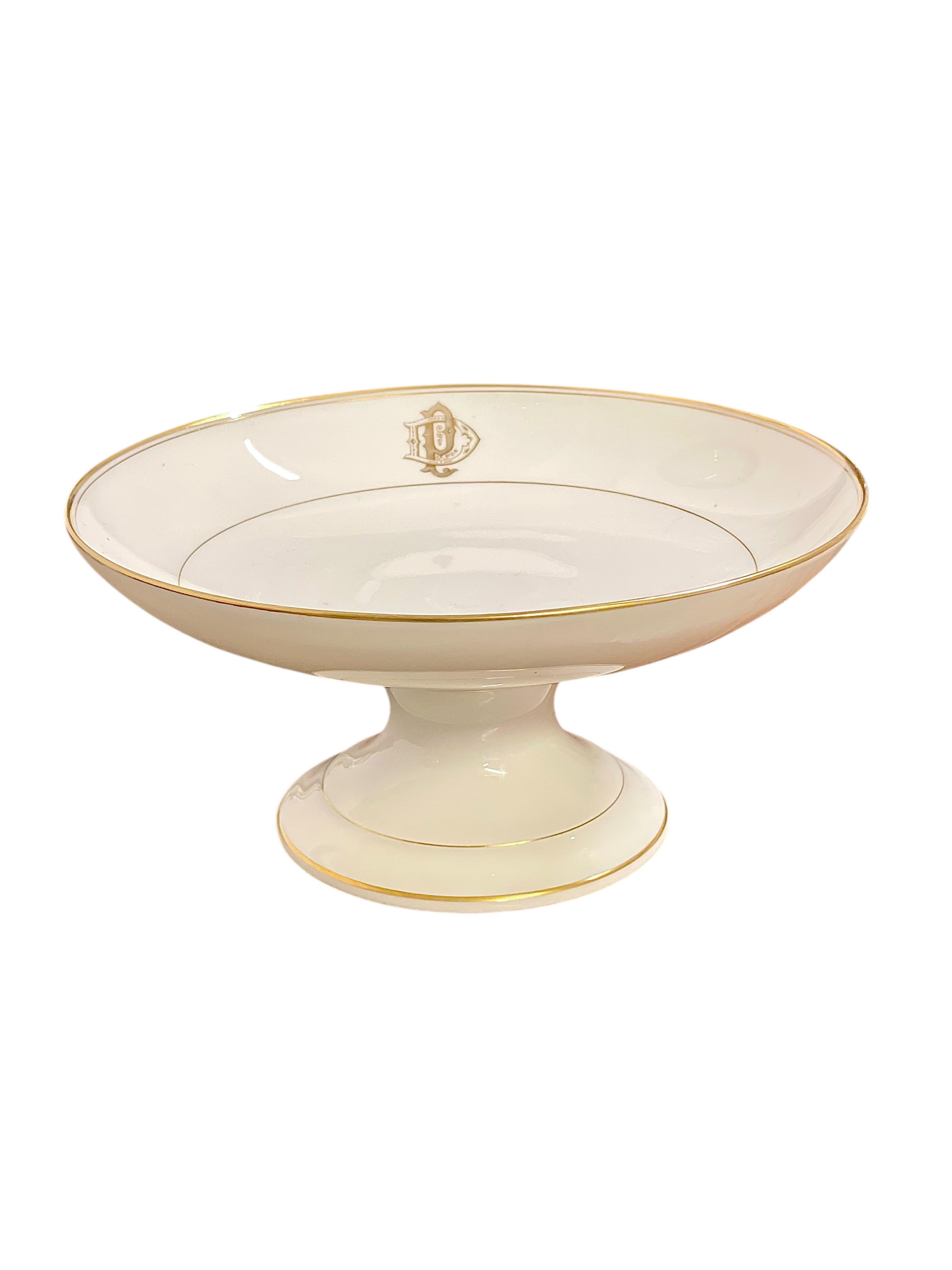 19th Century Dinner Service for 12 in Fine Limoges Porcelain with Gilded Rim 3